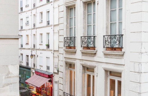Les Iles Apartment | Quai aux Fleurs Apartment, by Veeve