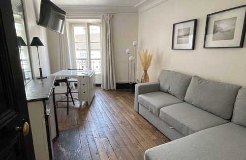 Quartier de la Monnaie Apartment | Quartier Saint-germain-des-prés, au Cœur de Paris, Cathédrale Notre-dame