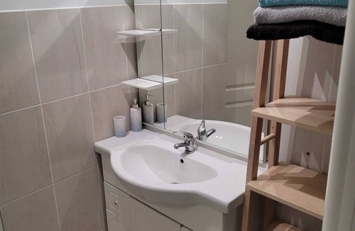 Dole House | Quiet 2-star gîte, less than 2km from Dole town center