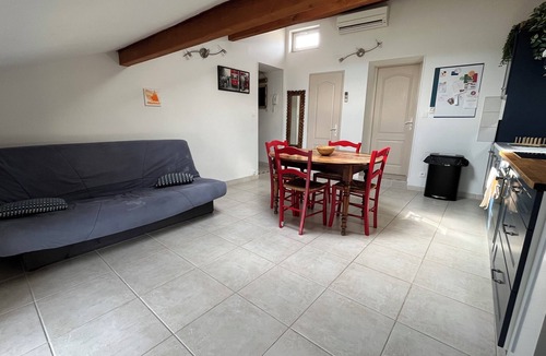 Malemort-du-Comtat Apartment | Quiet, air-conditioned apartment near Mont Ventoux