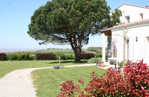 Mortagne-sur-Gironde Cottage | QUIET COUNTRY COTTAGE FOR 2. HEATED POOL. PANORAMIC SEA VIEW. NEAR BEACHES