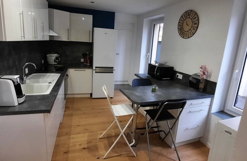 Vertaizon House | Quiet house with terrace, air-conditioned