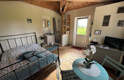 Chateauneuf-du-Rhone Bed & Breakfast | Quiet little house with large garden on the Rhône agricultural plain