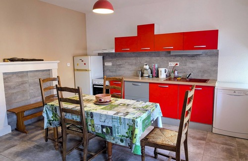 Anjeux Cottage | Quiet Lodge for 4 with Wood Stove and WiFi Included