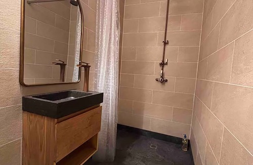 Palaiseau Bed & Breakfast | Quiet room on courtyard in a town house, near town center & train station