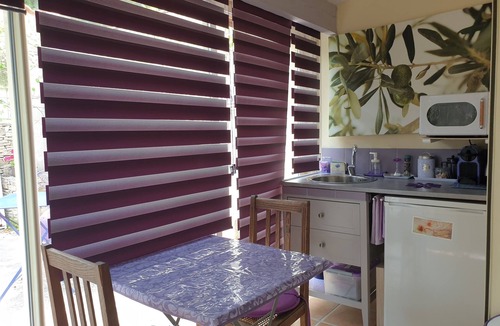 Roussas Apartment | Quiet studio in Drôme provençale, flower garden. Near Grignan and southern Ardèche.