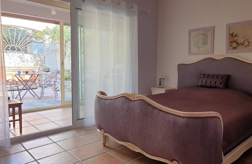 Roussas Apartment | Quiet studio in Drôme provençale, flower garden. Near Grignan and southern Ardèche.
