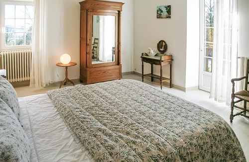 Le Change House | Quietly located in the Auvézère river valley, this elegant vacation property welcomes you on a 1 hec
