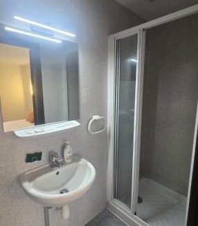 Norroy Bed & Breakfast | Résidence Les Poiriers VITTEL - Chambre type hôtel avec Salle de bain privée