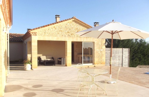 La Douze House | Recent contemporary house in the countryside with swimming pool .