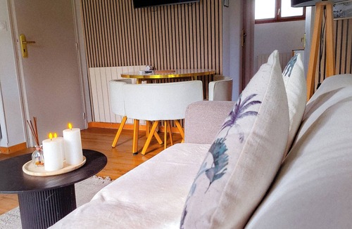 Douelle Apartment | Refreshing vacation rental with a private hot tub in Douelle – peace and nature