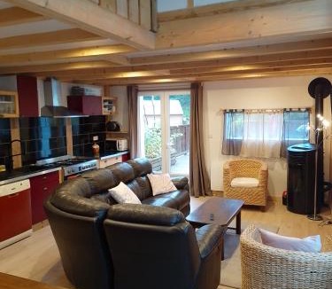Saint-Jacques-des-Blats Apartment | Refuge chaleureux pour des vacances en famille