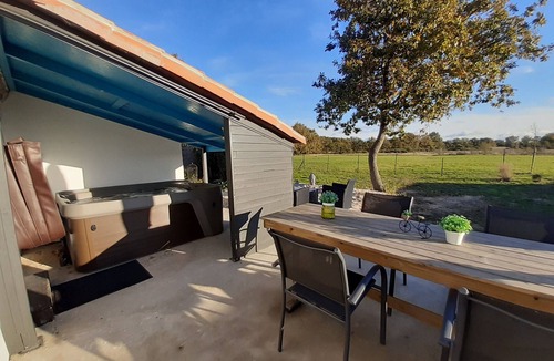 Sallertaine Cottage | "Relaxing Countryside Retreat with Spa, Garden, and Modern Amenities"