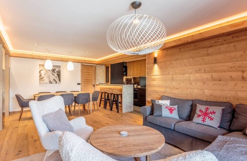 Saint-Martin-de-Belleville Apartment | Renovated chalet with spa, pool and parking, ski-in/ski-out