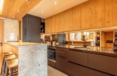 Saint-Martin-de-Belleville Apartment | Renovated chalet with spa, pool and parking, ski-in/ski-out
