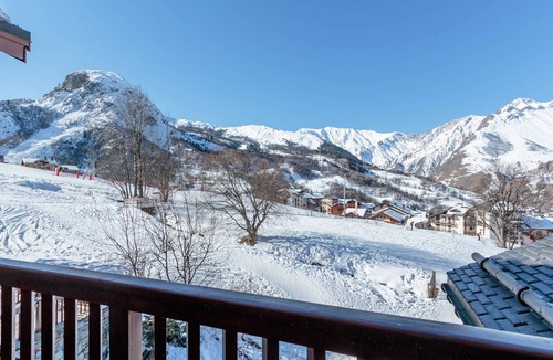 Saint-Martin-de-Belleville Apartment | Renovated chalet with spa, pool and parking, ski-in/ski-out