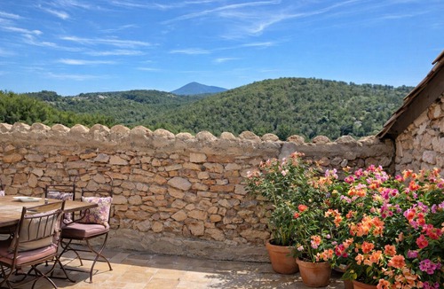 Le Barroux House | Renovated barn with views of Mont Ventoux