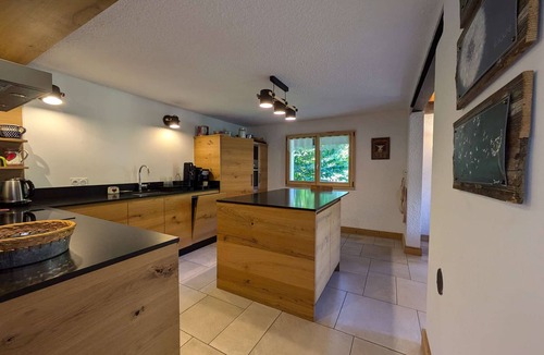 Beaufort Ski Chalet | Renovated chalet 12 pers, 5 br, parking, stove, southwest