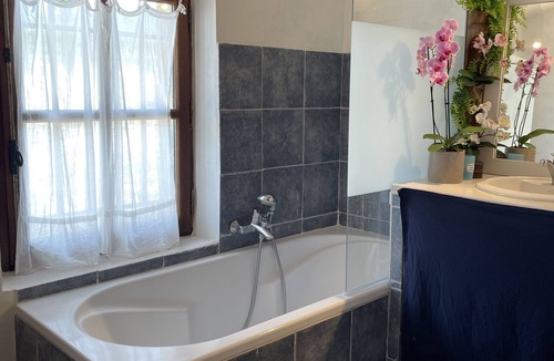 Mormoiron House | Renovated country farmhouse, absolute calm with breathtaking views of the countryside and Ventoux
