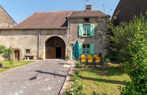 Equevilley Cottage | Renovated country house, enclosed garden, pets allowed, bikes & private parking