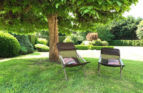 Froideconche Apartment | Renovated garden apartment with terrace