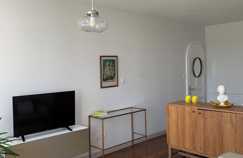 Froideconche Apartment | Renovated garden apartment with terrace