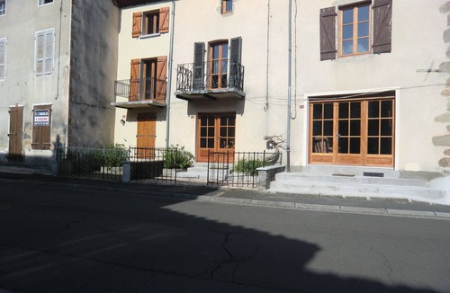 Auzelles House | RENOVATED HOUSE IN CHARMING VILLAGE 45 MINUTES FROM THE RESORTS