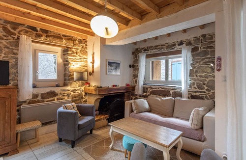 Sazos House | Renovated Pyrenean House with Garden - Sleeps 8 - Near Ski Resorts