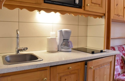 Meribel Apartment | Renovated Studio near Chairlift, Méribel, 3 People