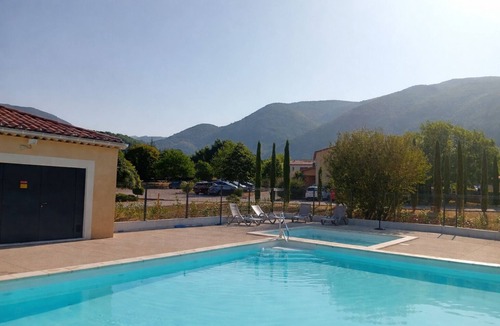 Montbrun-les-Bains Apartment | Renovated T3, rated 3*, heated pool 300m from the spa.