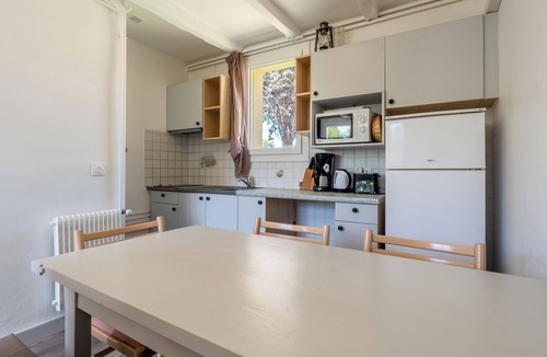 La Roque-sur-Pernes House | Rental with pool and terrace n°3