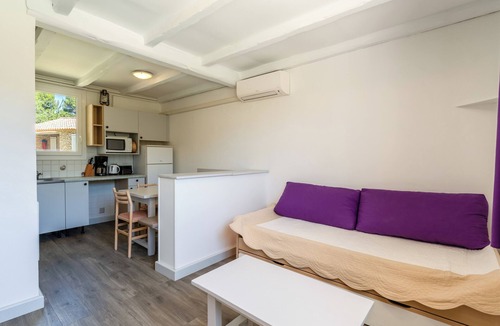 La Roque-sur-Pernes House | Rental with terrace in Provence n°18