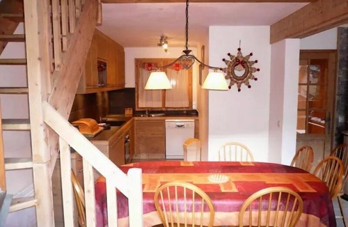 Meribel Centre Apartment | Residence Le Cristal - 4 bedroom duplex apartment for 8 people located in Méribel center close to shops