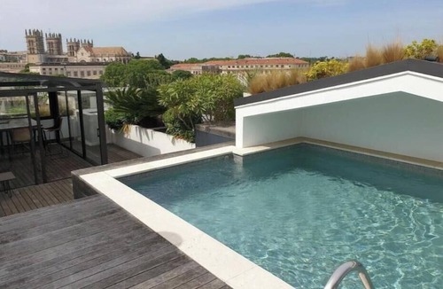 Les Beaux-Arts Apartment | Rooftop terrace with a pool right in the heart of downtown