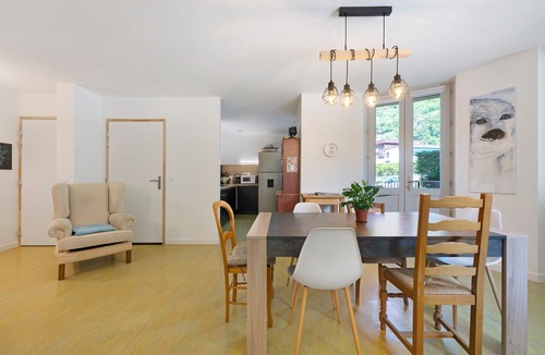 Moutiers Apartment | Room 1 – Le Toit Vert Inn: Space and Convenience in Moutiers