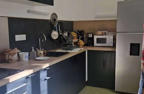 Moutiers Apartment | Room 2 – L'Auberge Le Toit Vert: Space and Convenience in Moutiers