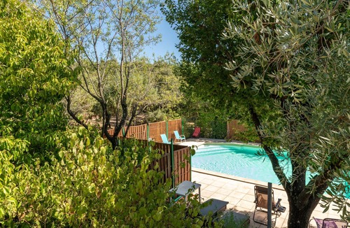 Saint-Pierre-de-Vassols Apartment | Room 'Chambre Verte' with Private Pool, Shared Terrace and Wi-Fi