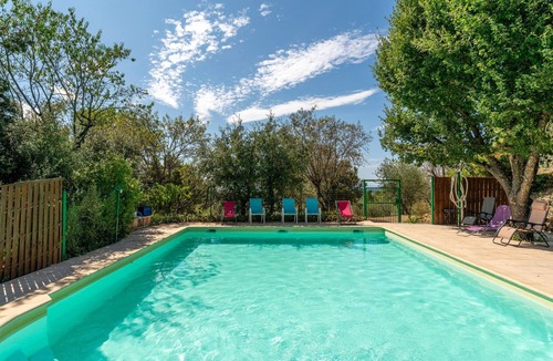 Saint-Pierre-de-Vassols Apartment | Room 'Chambre Verte' with Private Pool, Shared Terrace and Wi-Fi