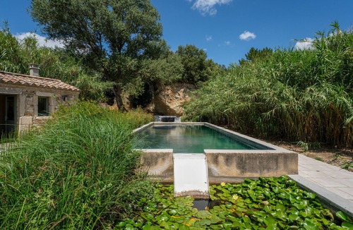 Solerieux Apartment | Room 'Fuschia' with Shared Pool, Wi-Fi and Air Conditioning
