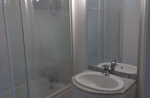 Villebon-sur-Yvette Bed & Breakfast | Room in shared flat, close to RER B