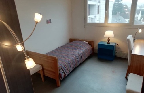 Villebon-sur-Yvette Bed & Breakfast | Room in shared flat, close to RER B
