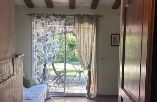 L'Epine Apartment | Room "Tilleul" with Private Terrace, Shared Garden, Wi-Fi, and E-Bike Charging