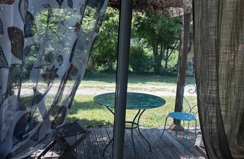 L'Epine Apartment | Room "Tilleul" with Private Terrace, Shared Garden, Wi-Fi, and E-Bike Charging