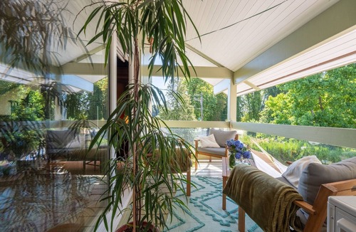 Charmes Apartment | Room with Private Bathroom and Balcony by the Canal