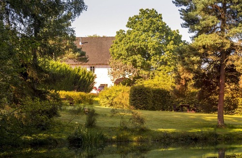 Le Clerjus Bed & Breakfast | Ruby Room: Elegance and Comfort in the Heart of Nature