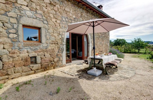 Les Salles Cottage | Rustic cottage for 6 with fireplace and large garden, pets allowed