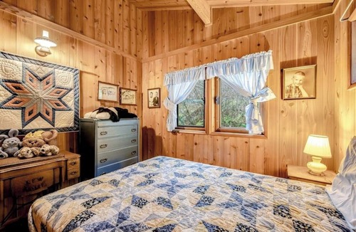 Eastsound House | Rustic Waterfront Cabin in Eastsound with Private Beach Access and Ocean Views