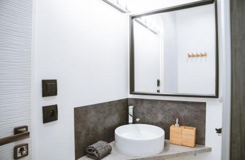 Laveyron Apartment | Séjour pro & Famille - Gîtes meublés Wood Sky - WIFI Parking privé Terrasses & Jardin