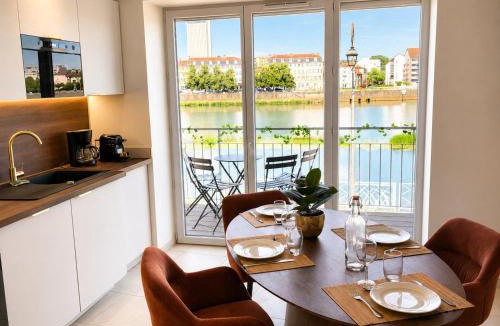 Saint-Laurent-sur-Saone Apartment | Saône View T3 - Balcon vue Saône & climatisé