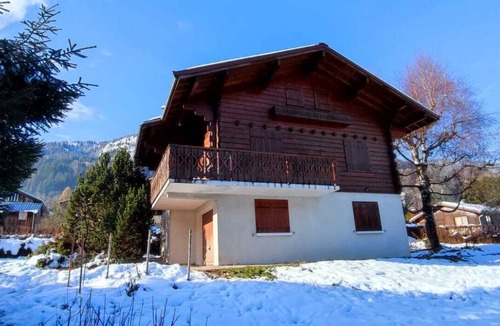 Les Houches Ski Chalet | Savoyard chalet sleeps 6 exceptional location and view